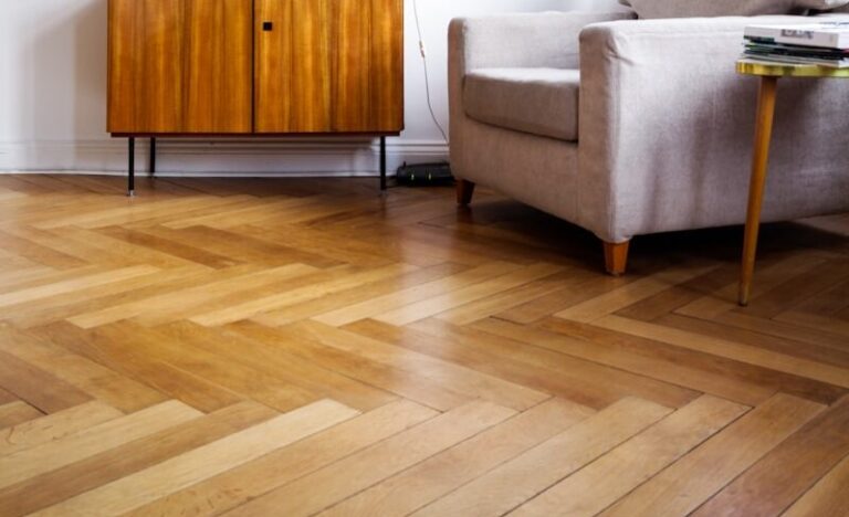 Klassisches Fischgrät-Parkett, meisterhaft verlegt für einen zeitlosen Einrichtungsstil.